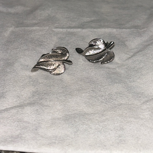 Elegant Silver Leaf Clip Earrings - Picture 1 of 3